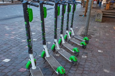 Atina, Yunanistan - 12 Eylül 2019: Atina şehir merkezindeki kaldırımda kiralık elektrikli scooterlar