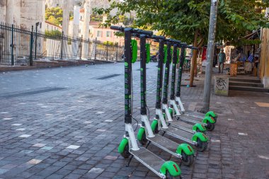 Atina, Yunanistan - 12 Eylül 2019: Atina şehir merkezindeki kaldırımda kiralık elektrikli scooterlar