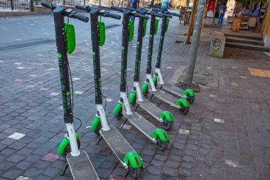 Atina, Yunanistan - 12 Eylül 2019: Atina şehir merkezindeki kaldırımda kiralık elektrikli scooterlar