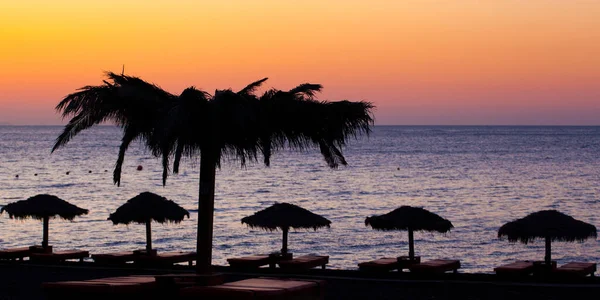 ดวงอาท ตกท สวยงามถ ายท ชายหาดของ Perissa เกาะ Santorinin — ภาพถ่ายสต็อก