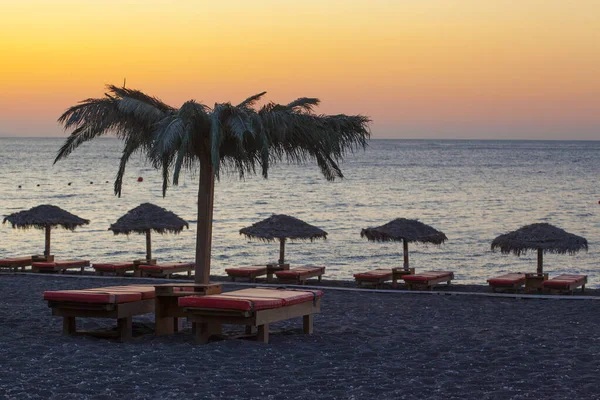 ดวงอาท ตกท สวยงามถ ายท ชายหาดของ Perissa เกาะ Santorinin — ภาพถ่ายสต็อก