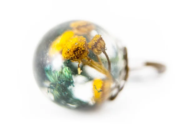 Ręcznie pierścień w żywicy z kwiatem — Zdjęcie stockowe