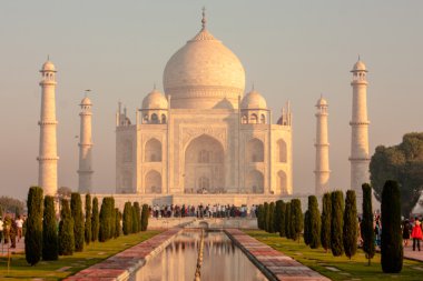 turistler yakındaki taj mahal