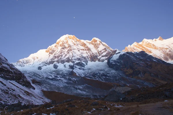 Annapurna Etelä huippu auringonlasku — kuvapankkivalokuva