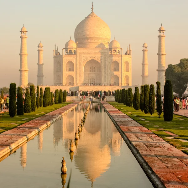 Touristes près de Taj Mahal — Photo