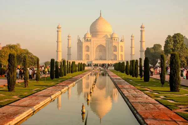 Turistler yakındaki taj mahal — Stok fotoğraf