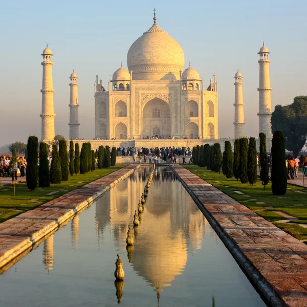 Turisti vicino Taj Mahal — Foto Stock