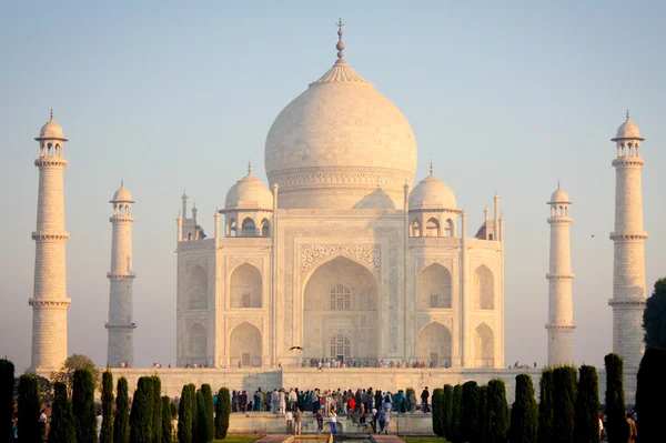 Toeristen in de buurt van taj mahal — Stockfoto