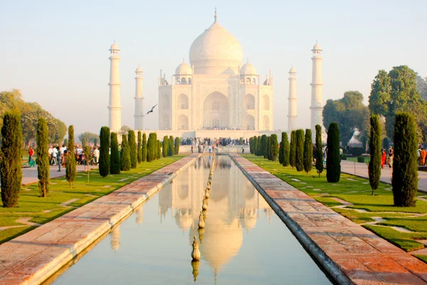 Toeristen in de buurt van taj mahal — Stockfoto