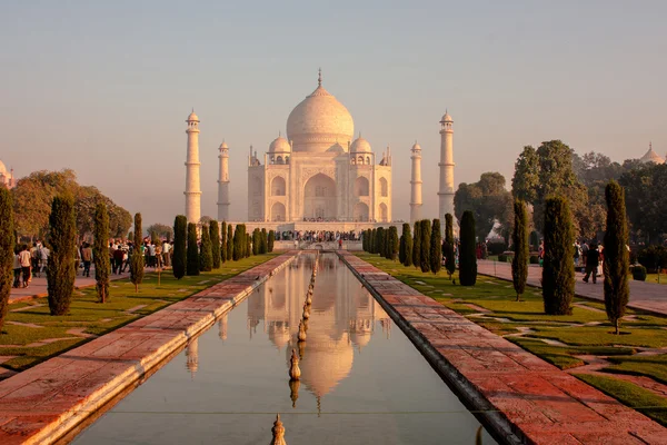 Turistler yakındaki taj mahal — Stok fotoğraf