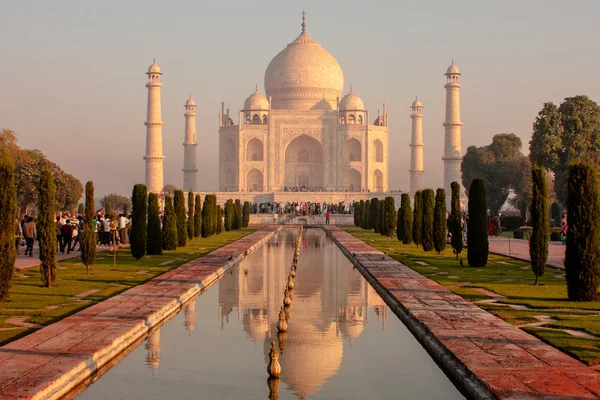 Turister nära taj mahal — Stockfoto