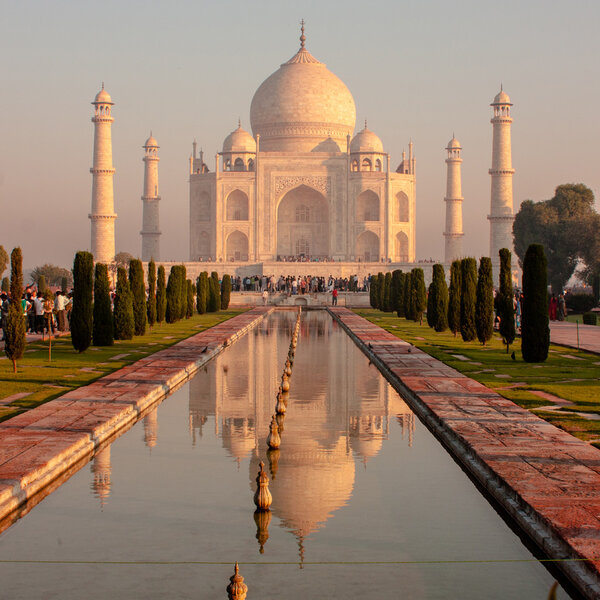 Туристы вблизи Тадж-Махала
