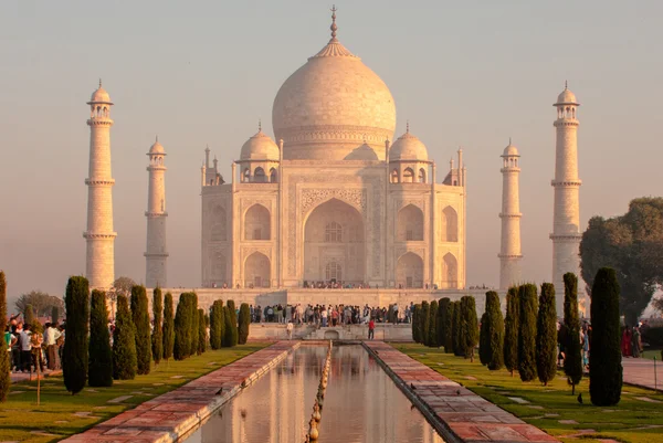 Turisti vicino Taj Mahal — Foto Stock