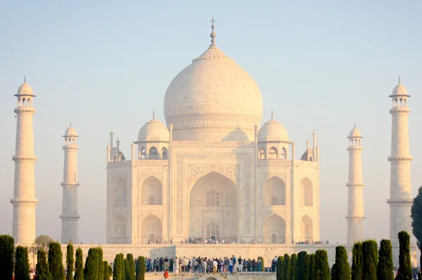 Turistler yakındaki taj mahal — Stok fotoğraf