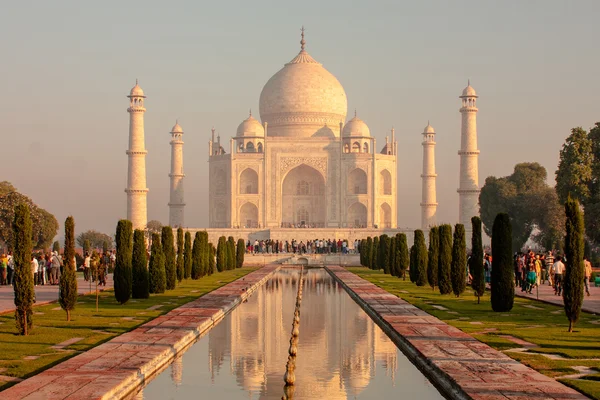 Touristes près de Taj Mahal — Photo