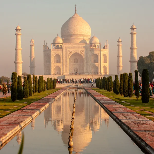 Turisták taj mahal közelében — Stock Fotó