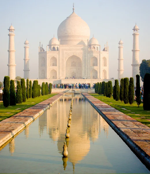 Turister nära taj mahal — Stockfoto