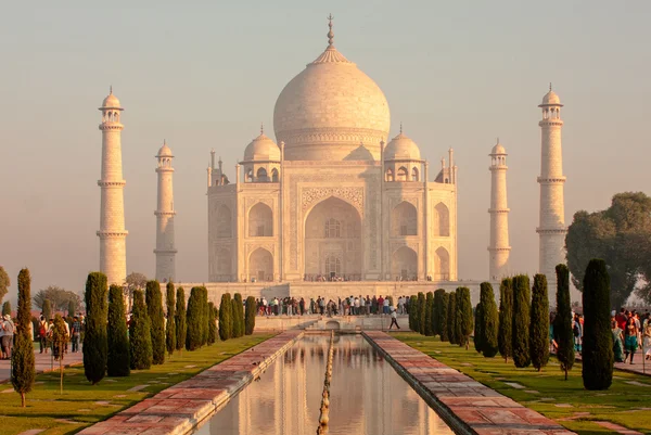 Turistler yakındaki taj mahal — Stok fotoğraf