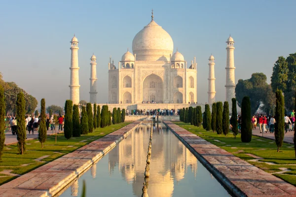 Turister nära taj mahal — Stockfoto