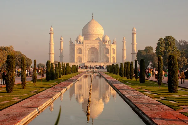 Turistler yakındaki taj mahal — Stok fotoğraf