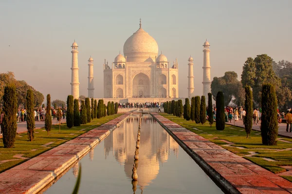 Τουρίστες κοντά σε taj mahal — Φωτογραφία Αρχείου