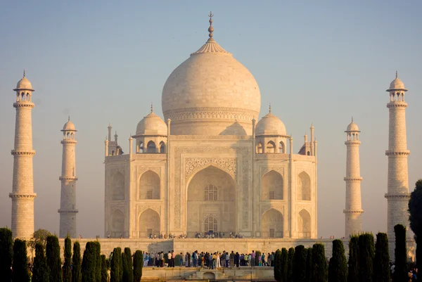 Touristen in der Nähe des Taj Mahal — Stockfoto