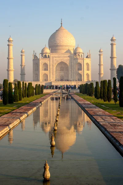 Τουρίστες κοντά σε taj mahal — Φωτογραφία Αρχείου