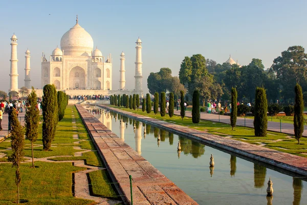 Tourists near Taj Mahal — Stock Photo, Image