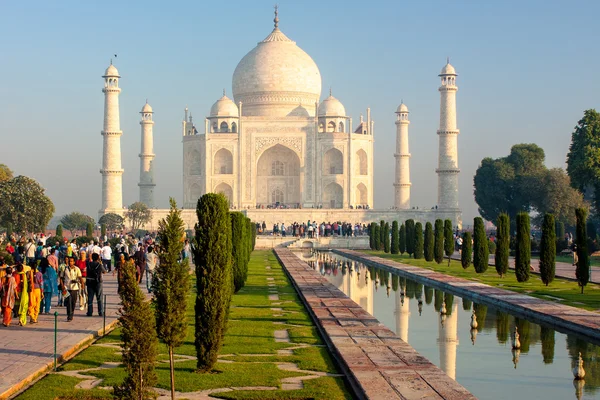 Tourists near Taj Mahal — Stock Photo, Image