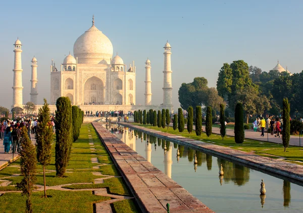 Touristen in der Nähe des Taj Mahal — Stockfoto