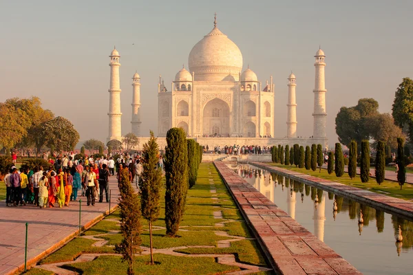 Touristen in der Nähe des Taj Mahal — Stockfoto