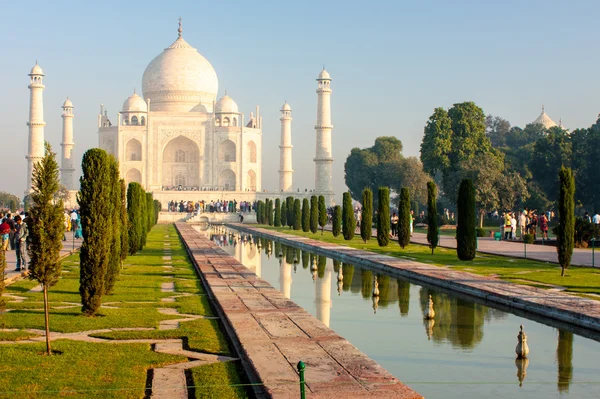 Τουρίστες κοντά σε taj mahal — Φωτογραφία Αρχείου