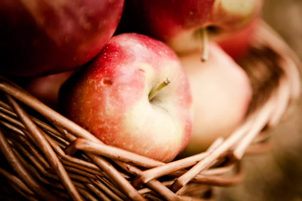 Reife Äpfel Äpfel im Korb — Stockfoto