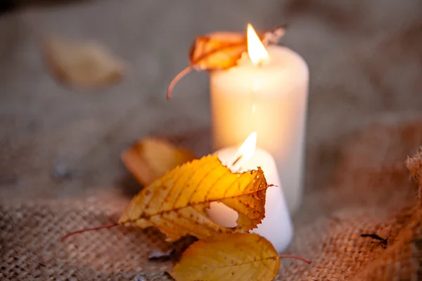 Folhas de ácer seco e velas quentes luz — Fotografia de Stock