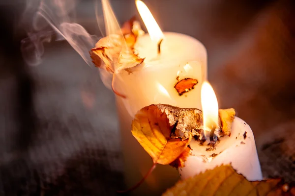 Folhas de ácer seco e velas quentes luz — Fotografia de Stock