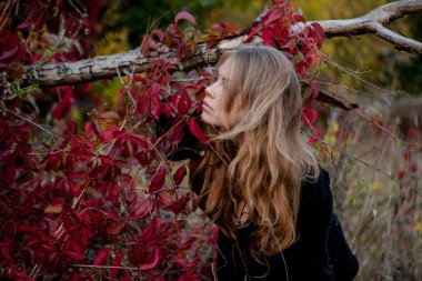 siyah elbiseli güzel genç kız