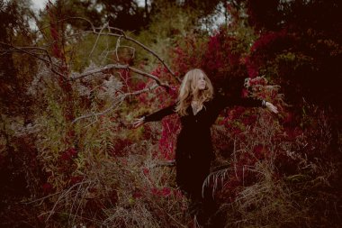 siyah elbiseli güzel genç kız