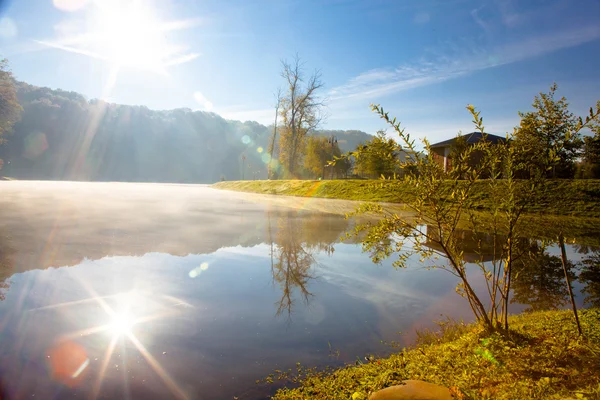 See im Frühherbstmorgen — Stockfoto