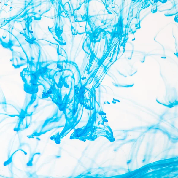 Líquido azul na água — Fotografia de Stock