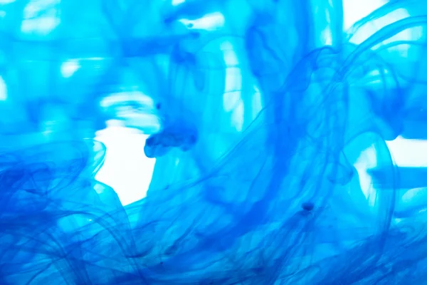 Голубая жидкость в воде — стоковое фото