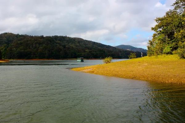 Lago no Parque Nacional Periyar — Fotografia de Stock