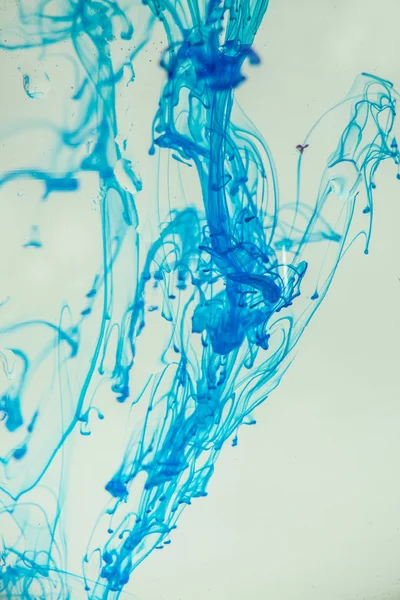 Liquide bleu dans l'eau — Photo