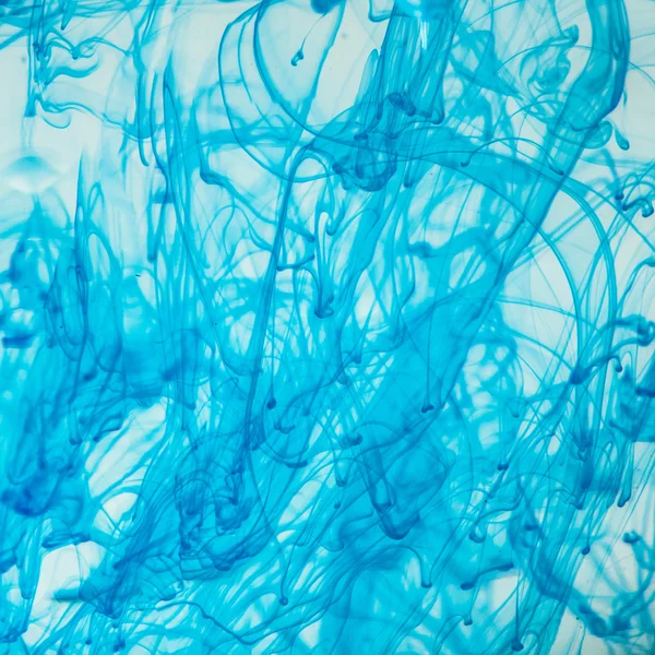 Líquido azul en agua — Foto de Stock