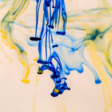 Suyun içinde mavi ve sarı sıvı