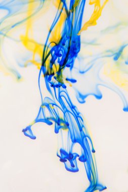 Suyun içinde mavi ve sarı sıvı