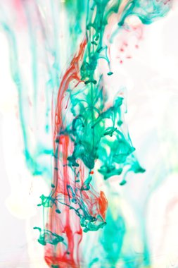 Kırmızı ve yeşil sıvı su içinde