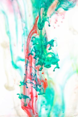 Kırmızı ve yeşil sıvı su içinde