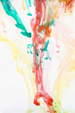 Kırmızı ve yeşil sıvı su içinde