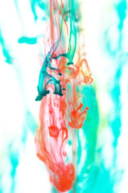 Kırmızı ve yeşil sıvı su içinde