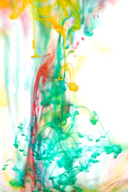 Kırmızı ve yeşil sıvı su içinde